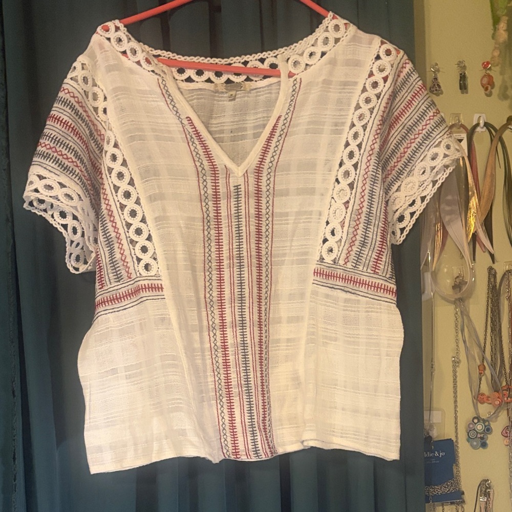 Gimmicks by BKE White and Red Patterned Blouse